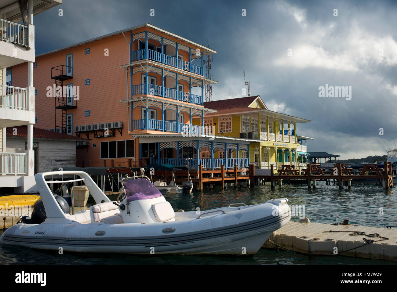 Panama Bocas del Toro lungomare. Panama. Litorale di Bocas città con alberghi, ristoranti e taxi acquei, Bocas del Toro, Panama. L'Arcipelago di Foto Stock