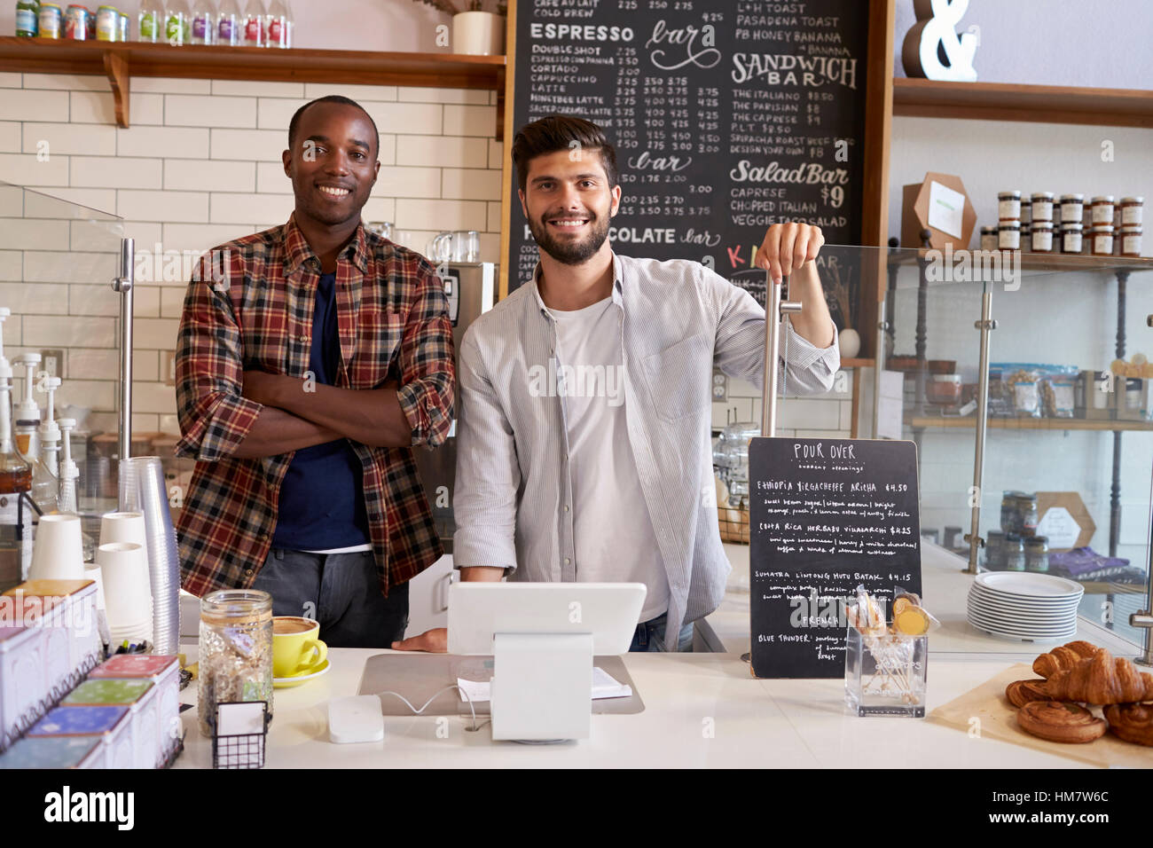 Business Partner presso il bancone di un coffee shop, close up Foto Stock