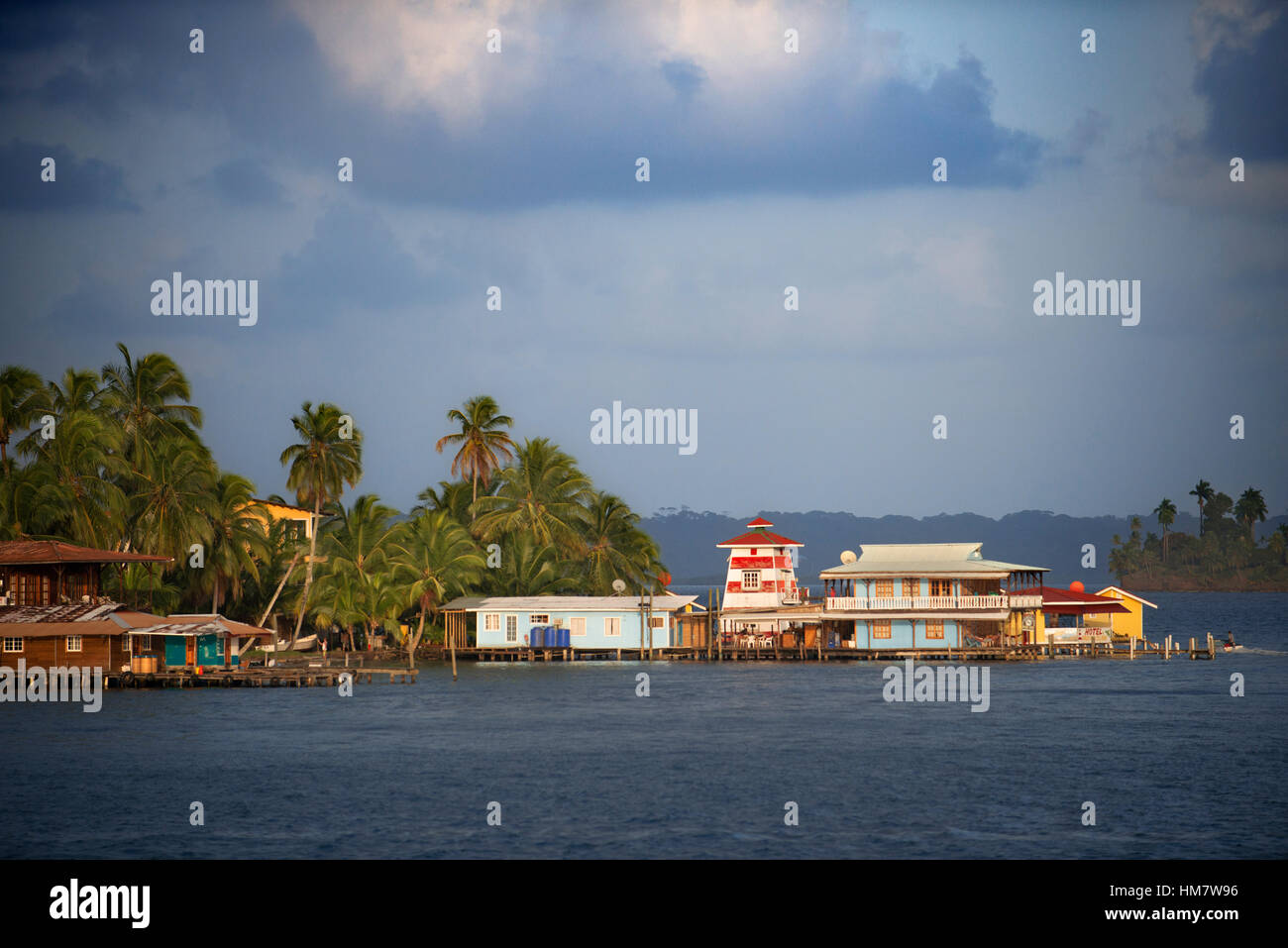 Panama Bocas del Toro iconico vista delle barche e arcipelago. Waterfront Hotel El Faro del Colibri, Isla Carenero, Bocas del Toro arcipelago, Panama. Un Foto Stock