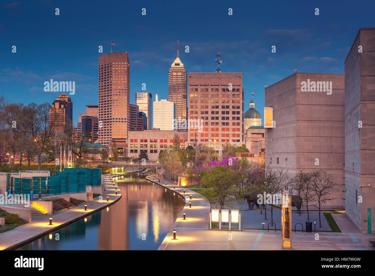 Indianapolis. Cityscape immagine del centro di Indianapolis, Indiana durante il blu crepuscolo ora. Foto Stock