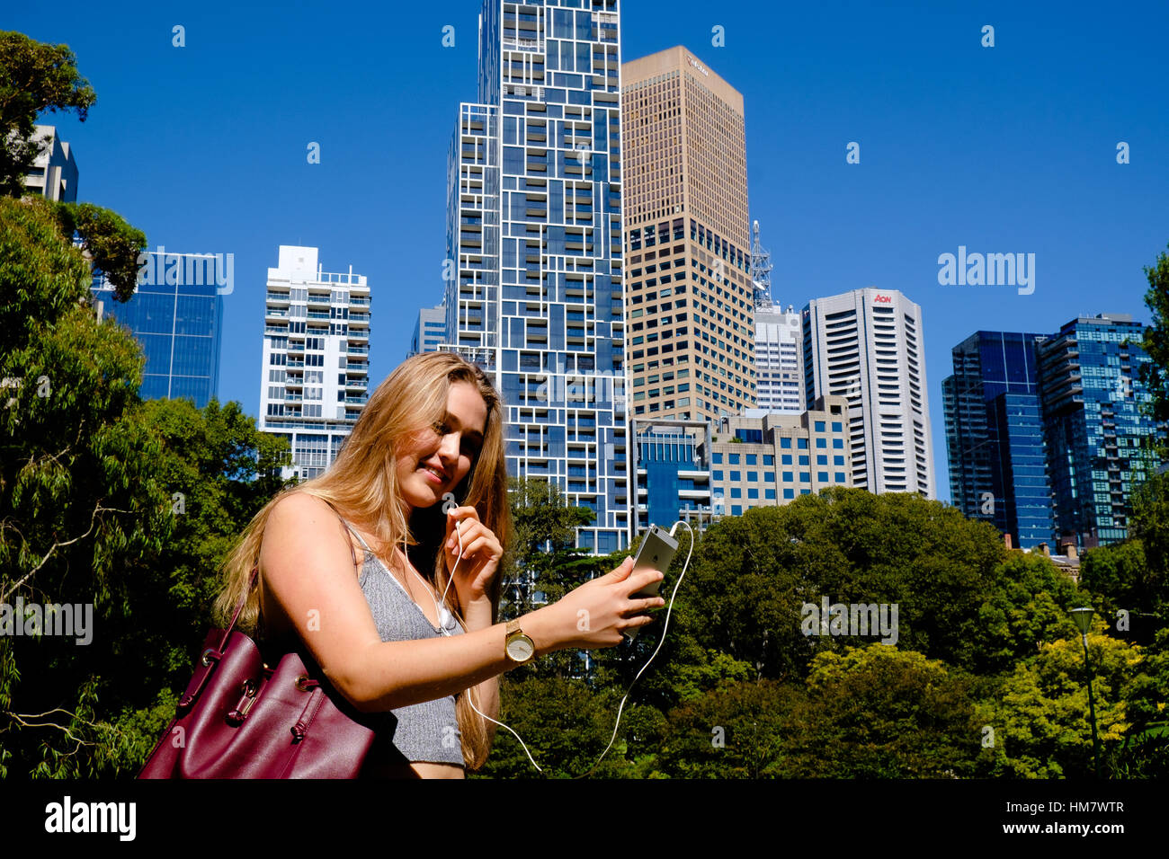 Giovane donna parlando sullo smartphone Foto Stock