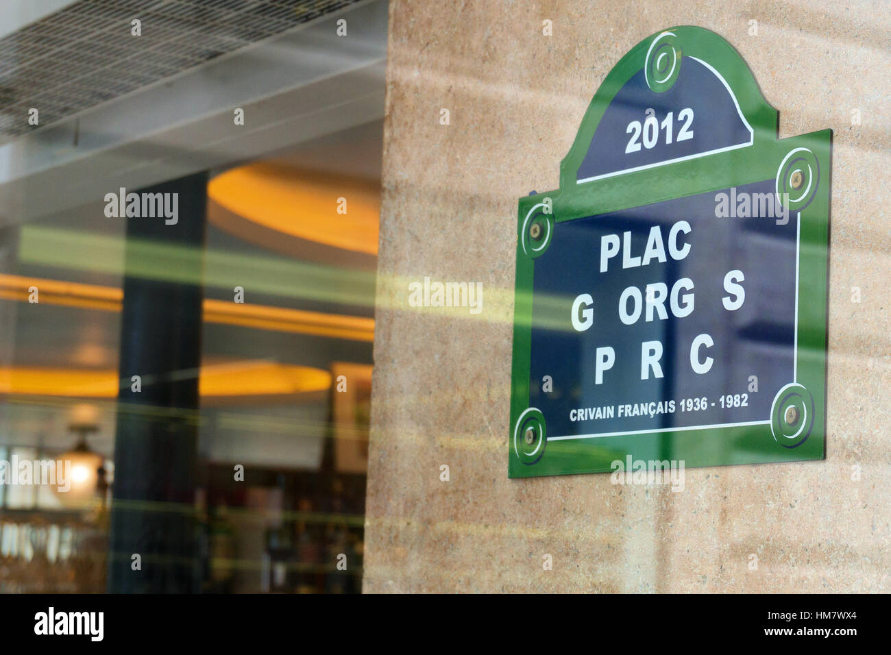 Un tentativo di estenuanti un luogo a Parigi - il dettaglio di una placca all'interno Cafè de la Maire ricordando il luogo dove Perec ha scritto le parti della sua grande libro Foto Stock