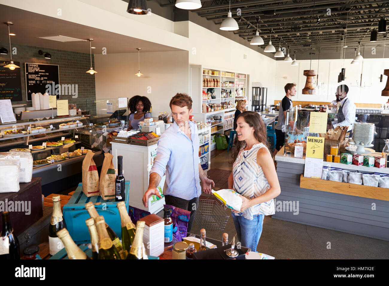 Interno occupato di delicatessen con i clienti Foto Stock