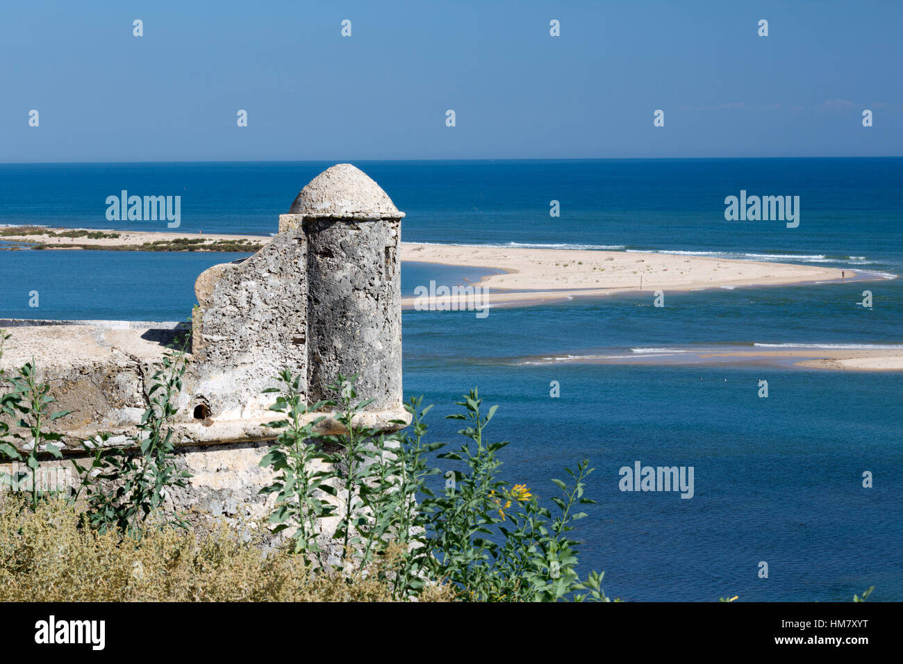 Vista della fortezza e Praia de Cacela Velha beach sull isola barriera, Cacela Velha, Algarve, Portogallo, Europa Foto Stock