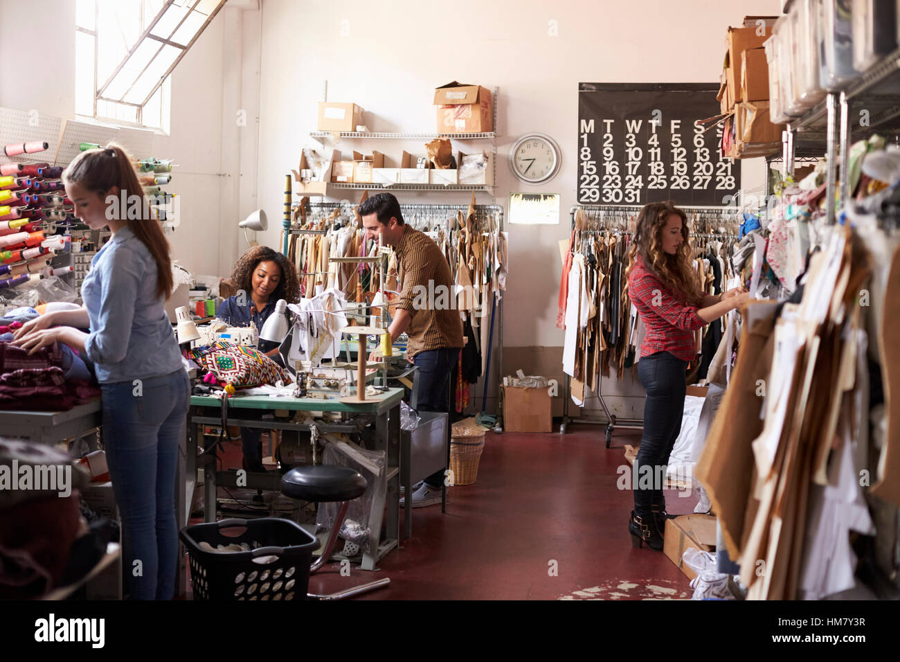 Team di persone che lavorano insieme in abiti design studio Foto Stock