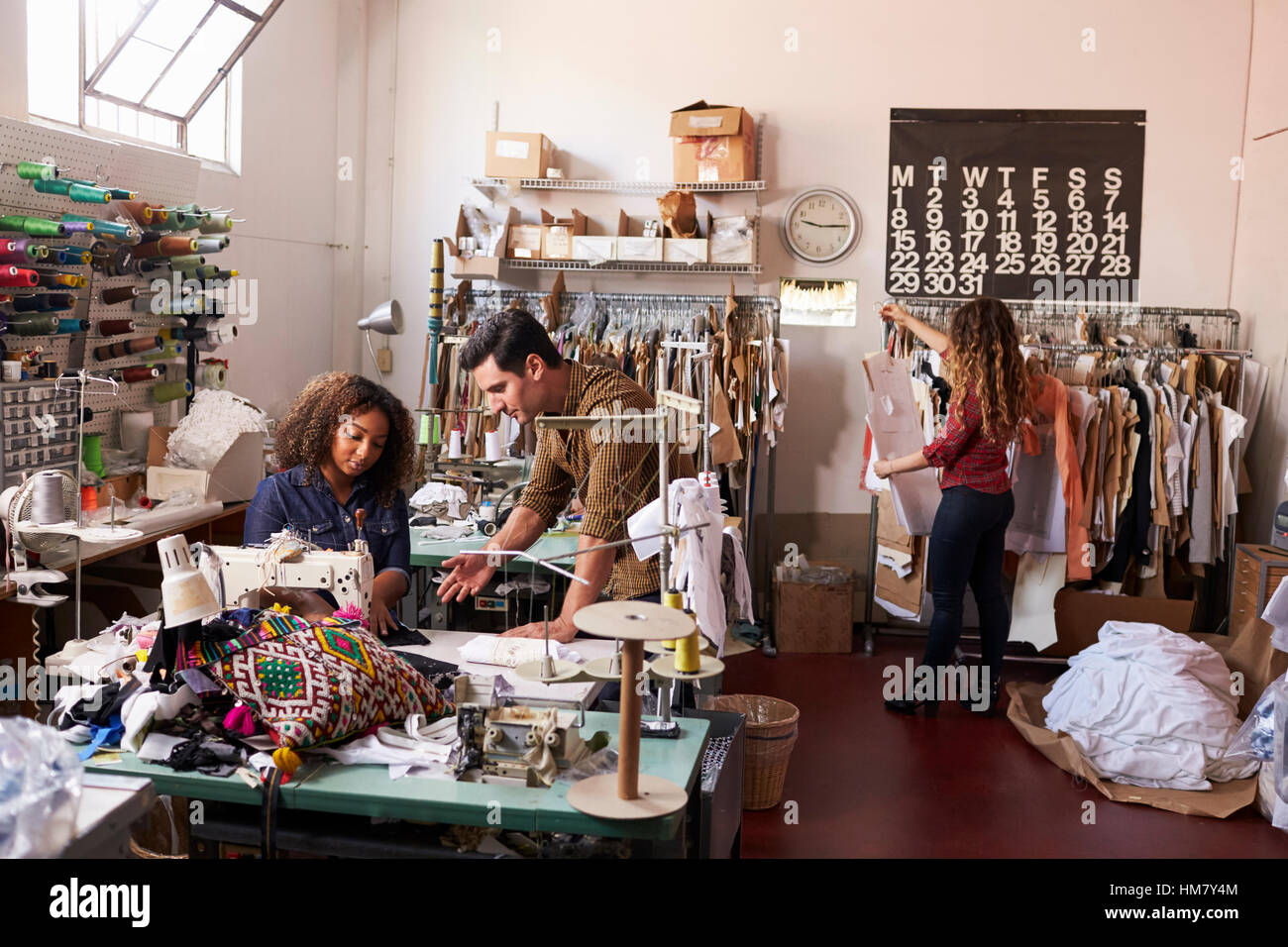 Team a lavorare a un abbigliamento officina di produzione Foto Stock