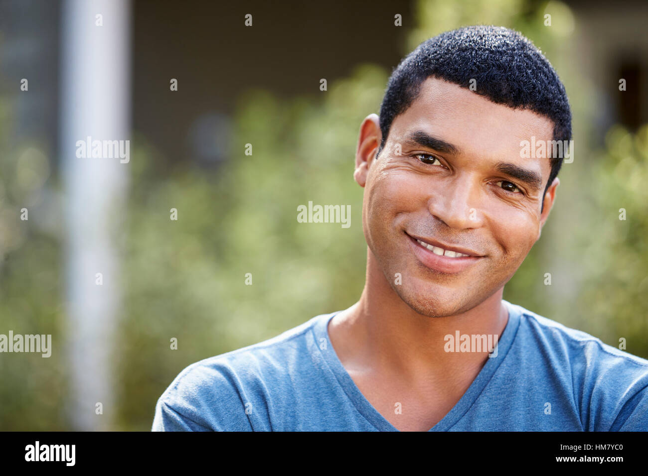 Ritratto di giovane sorridente African American uomo, close up Foto Stock