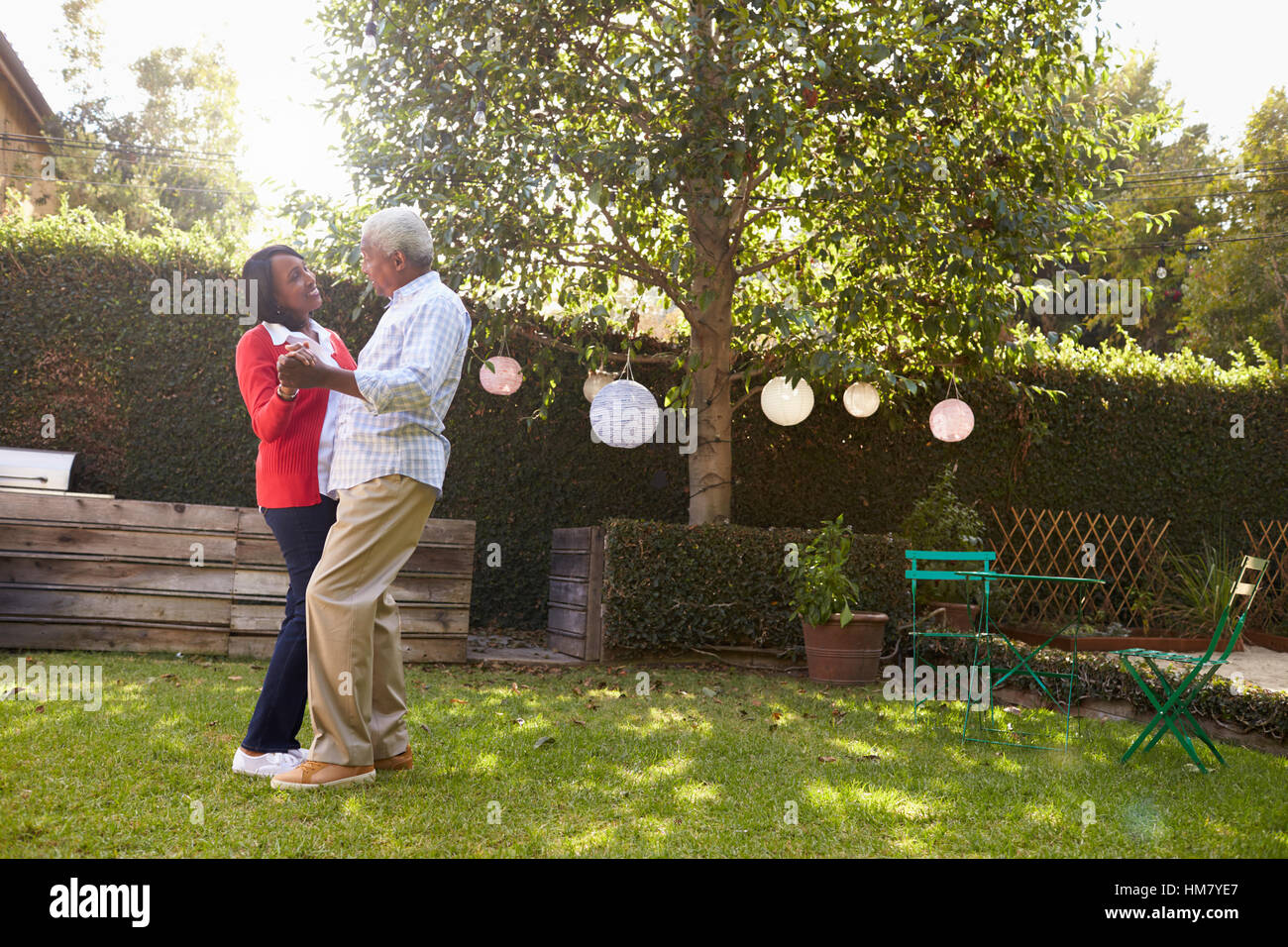 Nero Senior ballo di coppia nel loro giardino sul retro a piena lunghezza Foto Stock