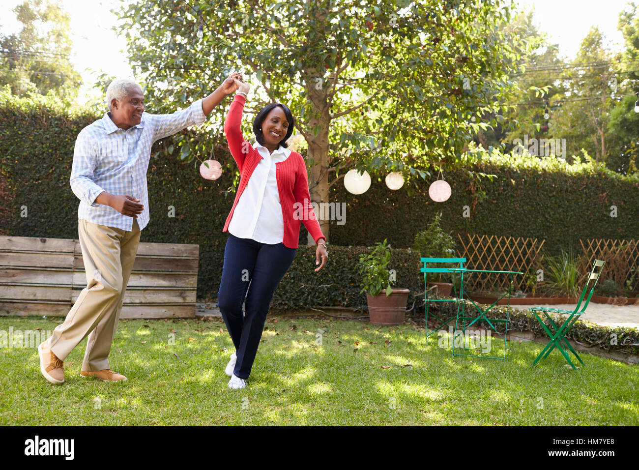 Nero Senior ballo di coppia nel loro giardino sul retro a piena lunghezza Foto Stock