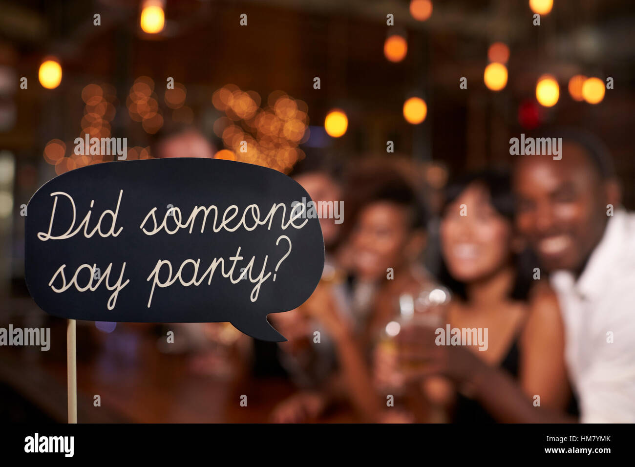 Segno di un partito, defocussed celebrazioni in background Foto Stock