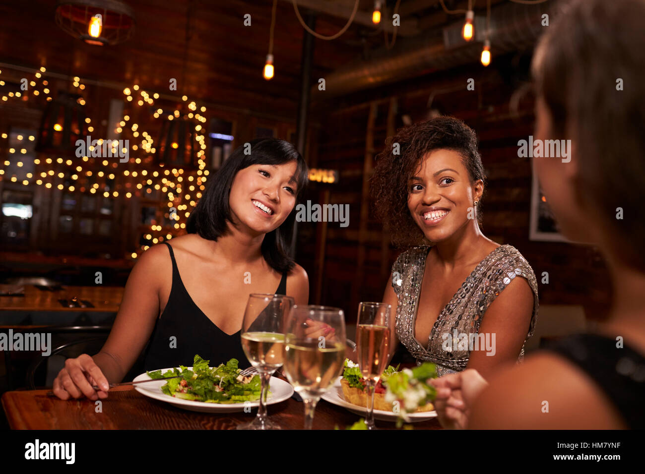 Tre amici di sesso femminile di gustare la cena in un ristorante Foto Stock