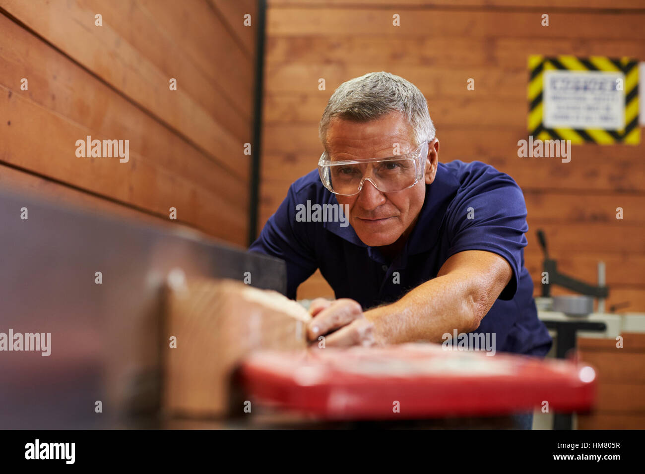 Carpenter con piano in legno Woodshop Foto Stock