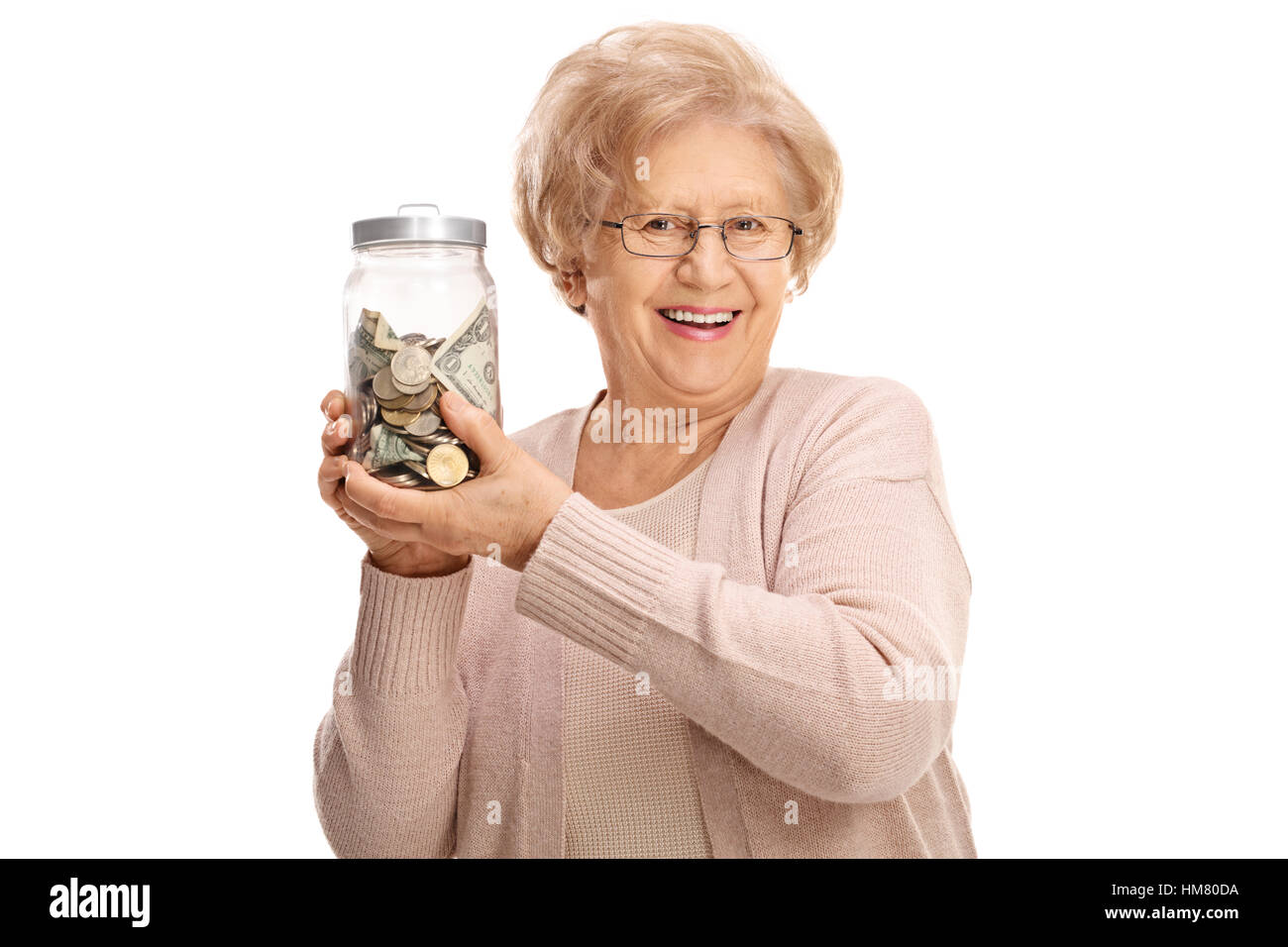Felice coppia lady tenendo un vaso riempito con denaro isolato su sfondo bianco Foto Stock