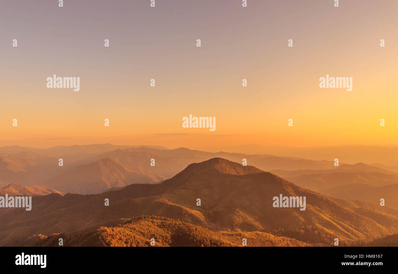 Il tramonto e il sorgere del sole a montagna guarda bello ogni giorno Foto Stock