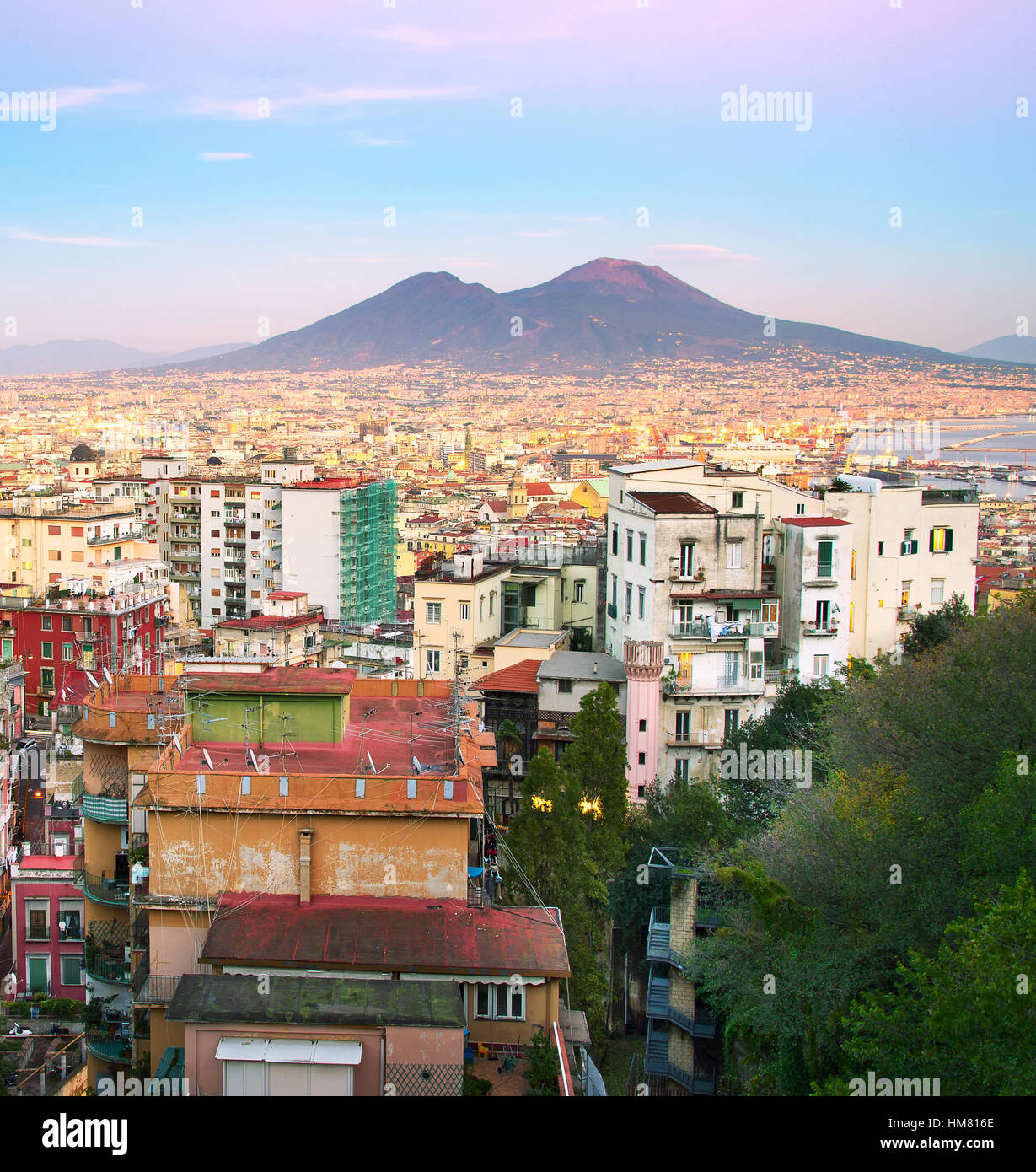 Antenna di napoli cityscape con Visuvius vulcano sullo sfondo, Italia Foto Stock