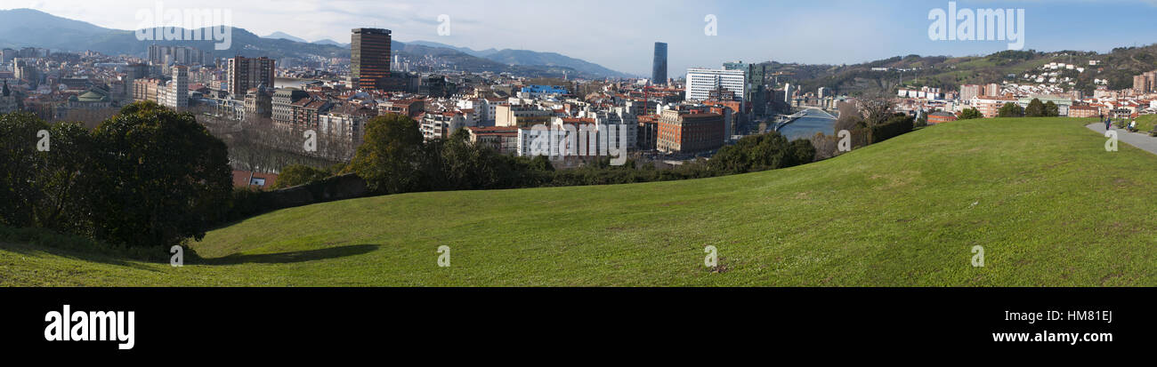 Spagna: skyline di Bilbao e fiume Nervion con vista del Zubizuri, il ponte bianco da Santiago Calatrava, visto dal Parco Etxebarria Foto Stock