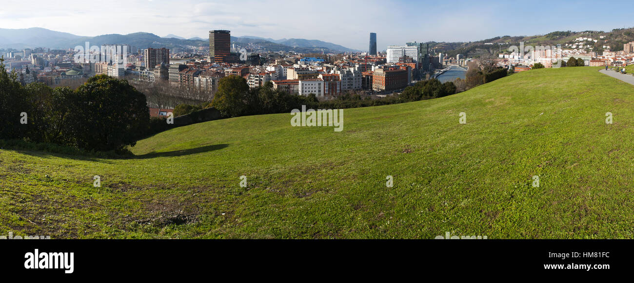 Spagna: skyline di Bilbao e fiume Nervion con vista del Zubizuri, il ponte bianco da Santiago Calatrava, visto dal Parco Etxebarria Foto Stock