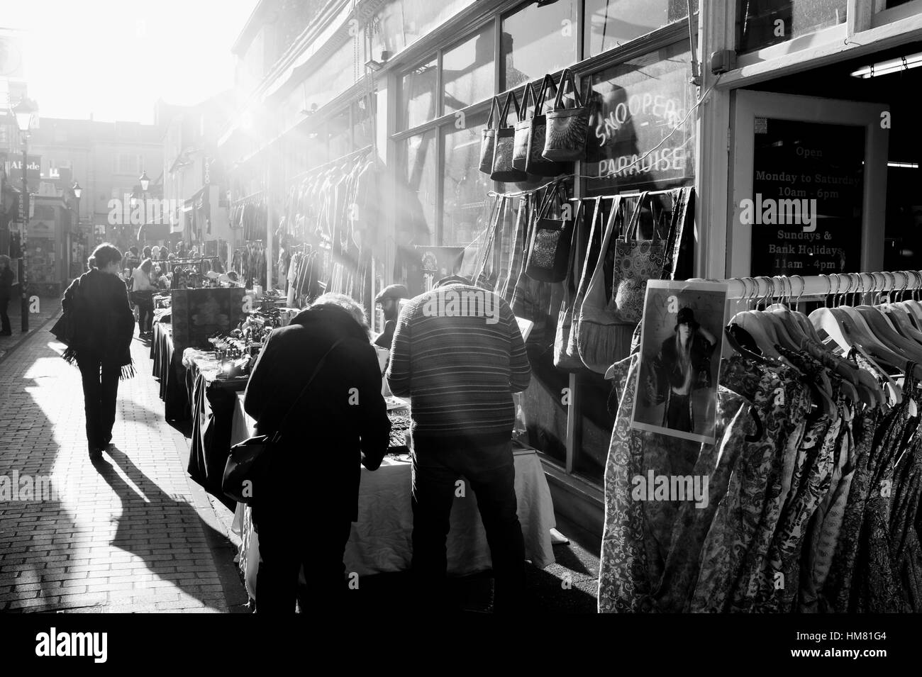 Shoppers sfoglia le bancarelle del mercato in Kensington Gardens Brighton parte del quartiere alla moda di bohemian North Laine district UK Foto Stock