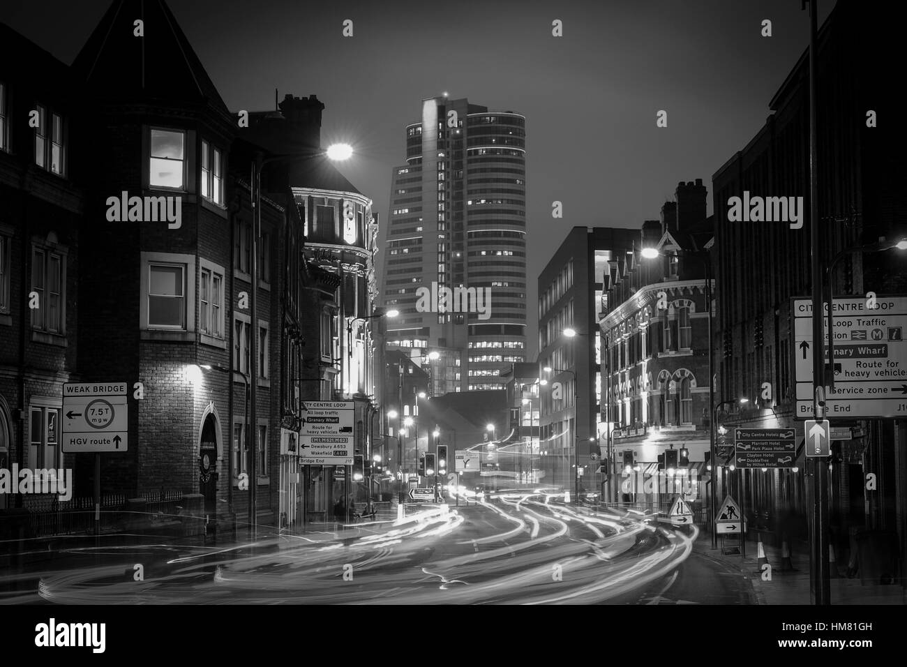 Sentieri di luce attraverso, Leeds, West Yorkshire, Inghilterra, Regno Unito Foto Stock