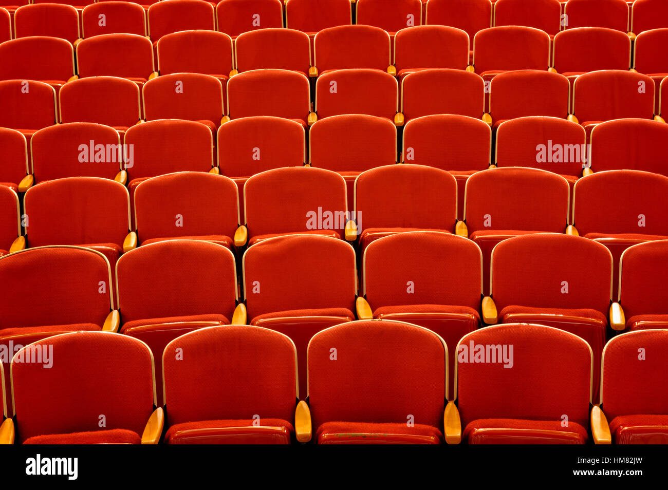 Teatro vuoto sedi in rosso vivo con braccio di legno appoggia, di una sala da concerto di vista dello stadio di nessun pubblico o patroni, vecchio stile di posti a sedere Foto Stock