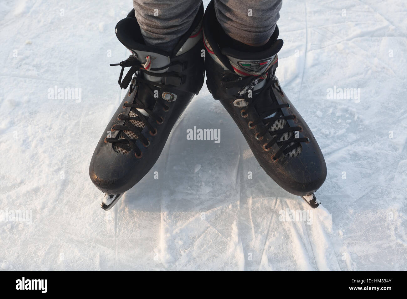 Due gambe in pattini sul ghiaccio, stagione invernale e attività sportive. Foto Stock