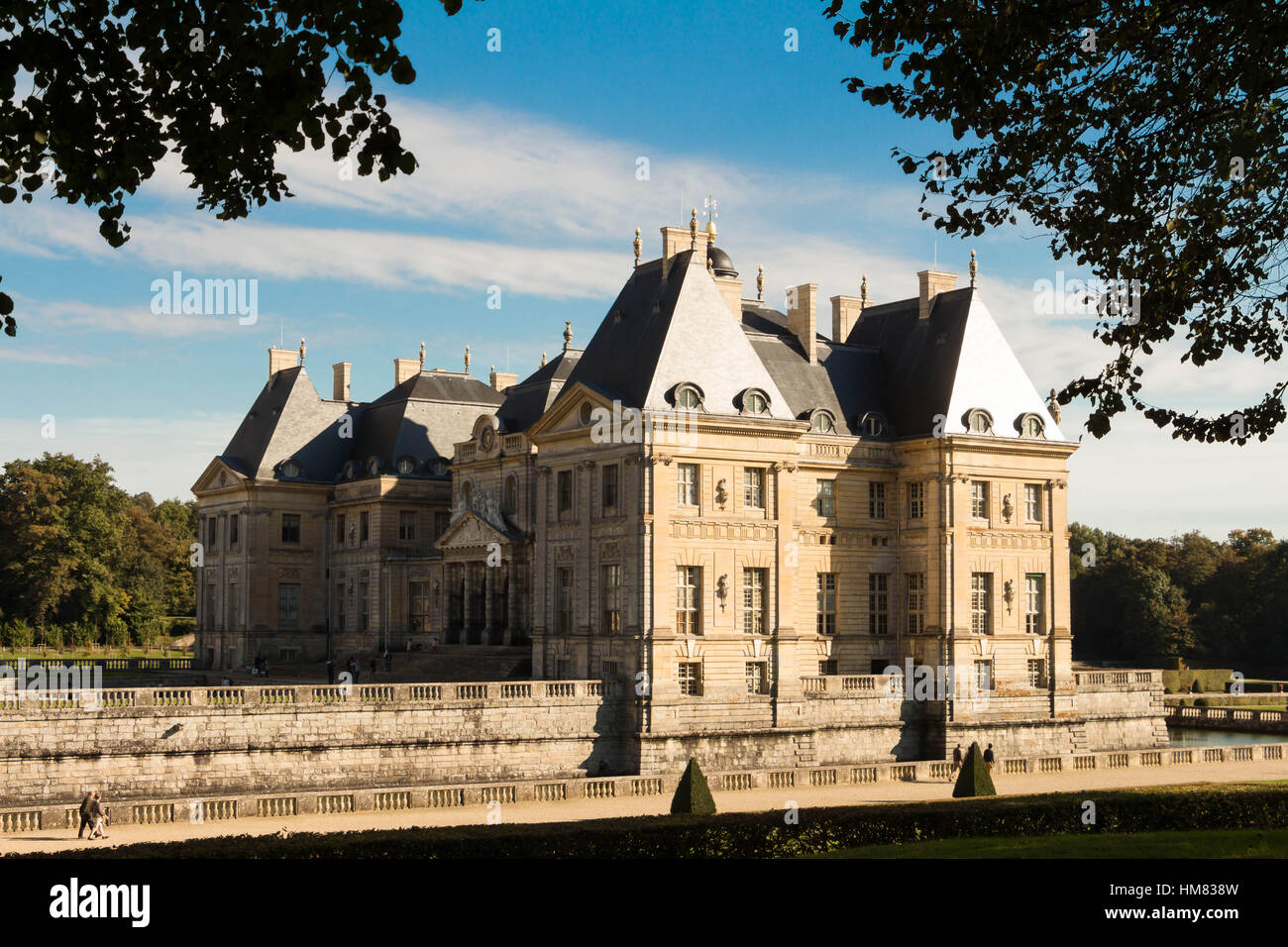 Il castello di Vaux-le-Vicomte è un francese barocco castello costruito dal 1658 al 1661 per Nicolas Fouquet, la soprintendenza di finanze di Luigi XIV. Foto Stock