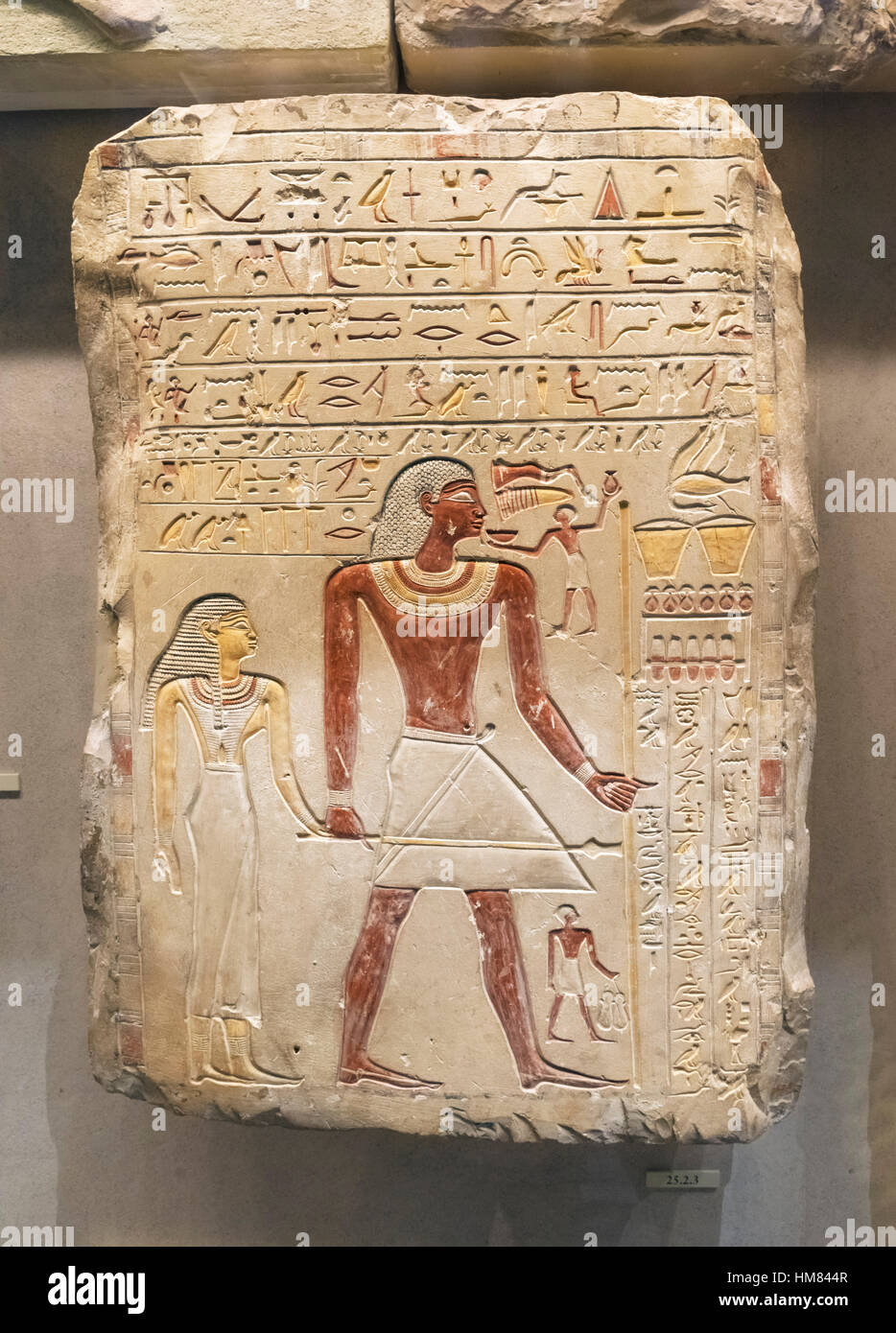 Stele funeraria del Royal Indi sigillante e sua moglie, la Sacerdotessa Hathor Mutmuti di Thinis, 8 dinastia, c.2150-2110 BC Foto Stock