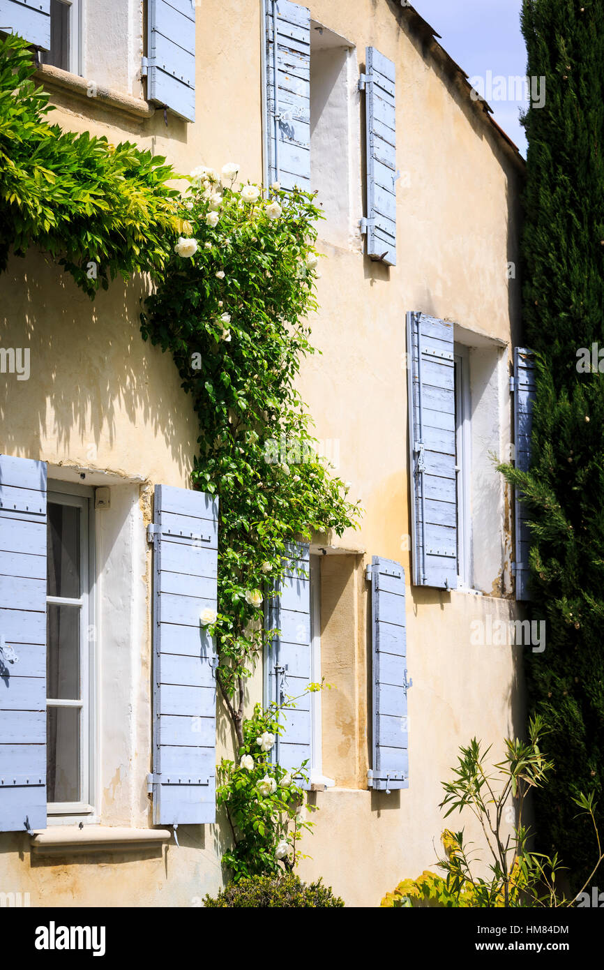 Persiane blu su una casa provenzale, Vaucluse, Francia Foto Stock