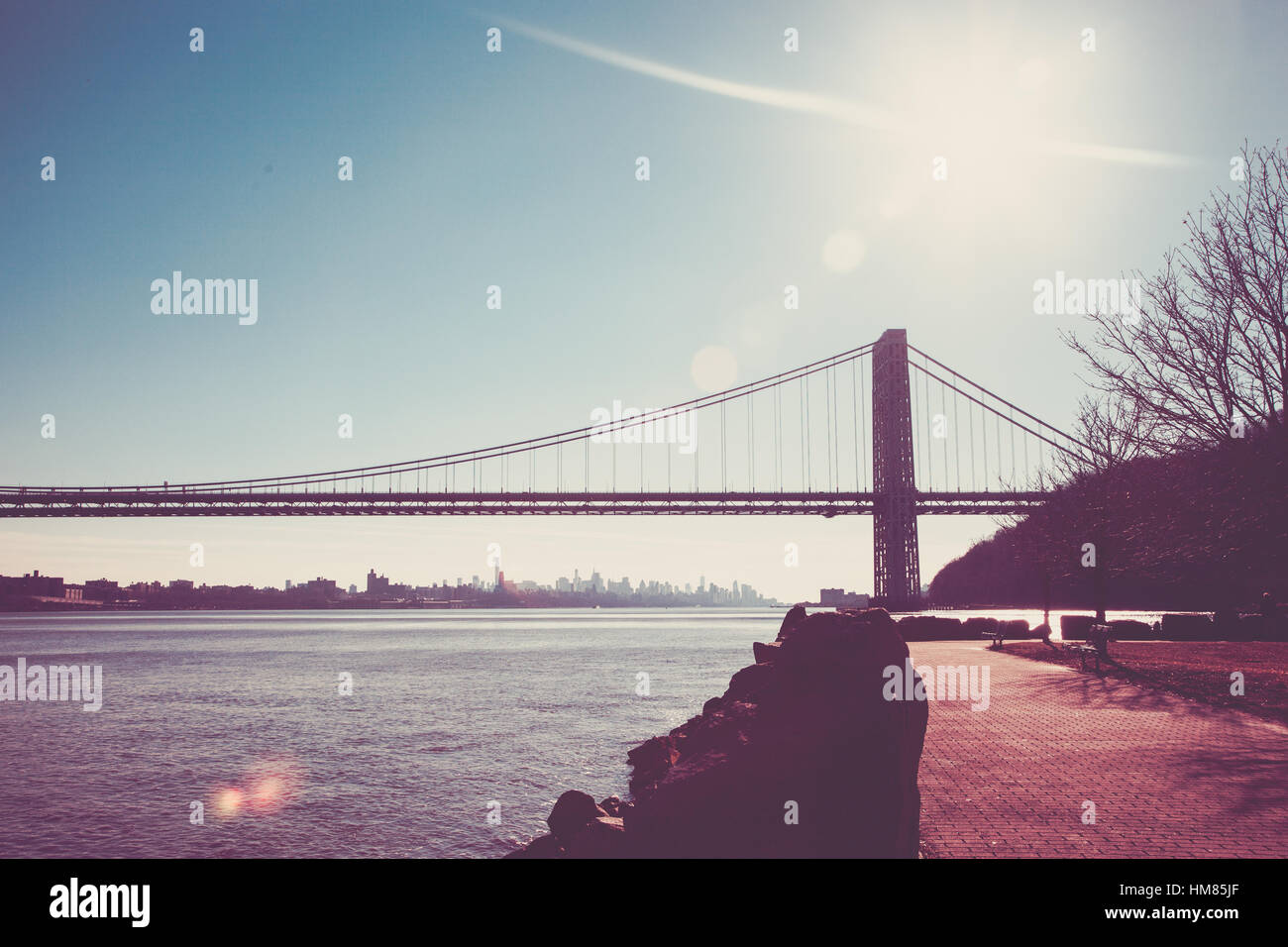 Il Ponte George Washington Bridge e la skyline di New York come visto da Fort Lee storico Park il 1 gennaio 2017. Foto Stock