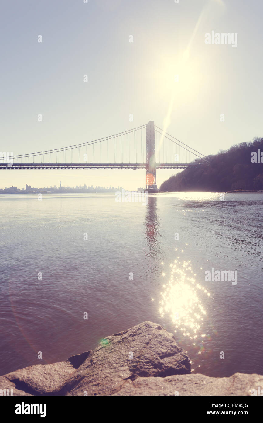 Il Ponte George Washington Bridge e la skyline di New York come visto da Fort Lee storico Park il 1 gennaio 2017. Foto Stock