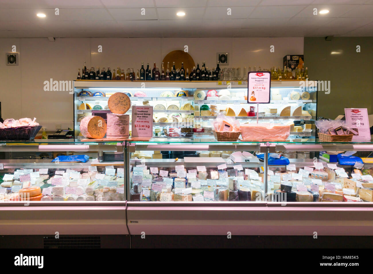 Visualizzazione dei formaggi in un Lewis & Cooper Delicatessen in Yorkshire England Regno Unito Foto Stock
