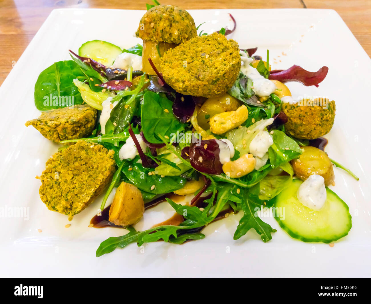 Café il pranzo del falafel con menta e peperoncino patate arrosto, Tzatziki Noci di acagiù semi di sesamo abd Verde foglie di insalata Foto Stock