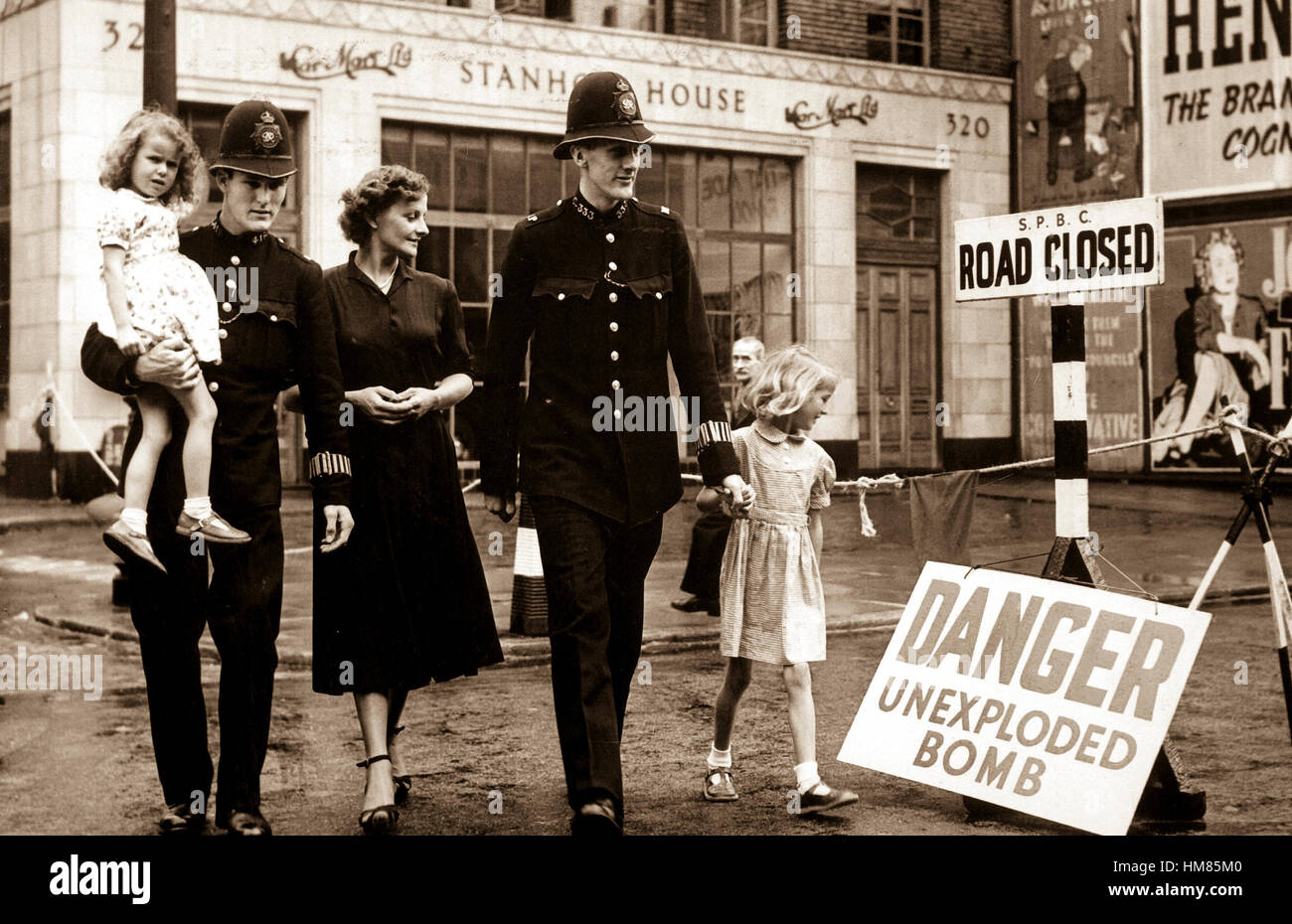 Un 2.500 pound bomba tedesca, sepolto di fronte University College Hospital di Londra, è stato rimosso da esercito sappers. Prima che la bomba, che è sceso nel 1941, è stato de-fuse, persone della zona sono stati evacuati a una distanza di sicurezza. Ca. 1948. Tempi nuovi Paris Bureau collezione. (USIA) Data esatta Shot NARA sconosciuto file #: 306-NT-901C-20 guerra & CONFLITTO PRENOTA #: 1014 Foto Stock