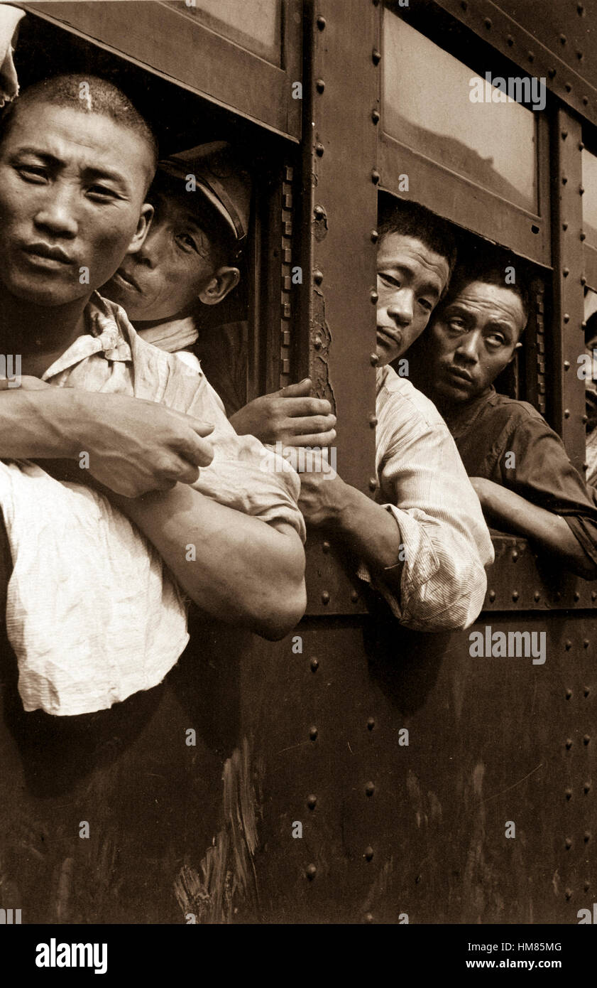 Scaricate i soldati giapponesi si affollano i treni come loro approfittano di trasporto gratuito per le loro case dopo la fine della II Guerra Mondiale a Hiroshima, Giappone. Settembre 1945. Lt. Wayne Miller. (Marina) Data esatta Shot NARA sconosciuto file #: 080-G-473755 guerra & CONFLITTO PRENOTA #: 1248 Foto Stock