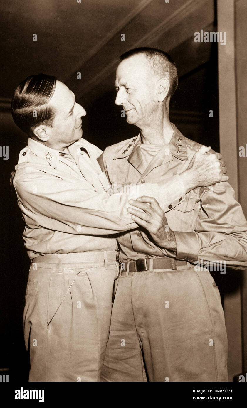 Generale dell'esercito Douglas MacArthur e il tenente Gen. Jonathan Wainwright salutarci al nuovo Grand Hotel di Yokohama, Giappone, 31 agosto 1945, nel loro primo incontro poiché essi parted su Corregidor per più di tre anni prima. (Esercito) Nara il file #: 111-SC-210621 guerra & conflitto #: 752 Foto Stock