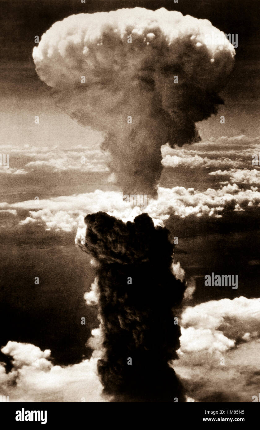 Una densa colonna di fumo aumenta di più di 60.000 piedi in aria oltre il porto giapponese di Nagasaki, il risultato di una bomba atomica, la seconda mai usato in guerra, sceso in centro industriale Agosto 8, 1945, dalla U.S. B-29 Superfortress. (OWI) Nara il file #: 208-N-43888 guerra & conflitto prenota #: 1242 Foto Stock