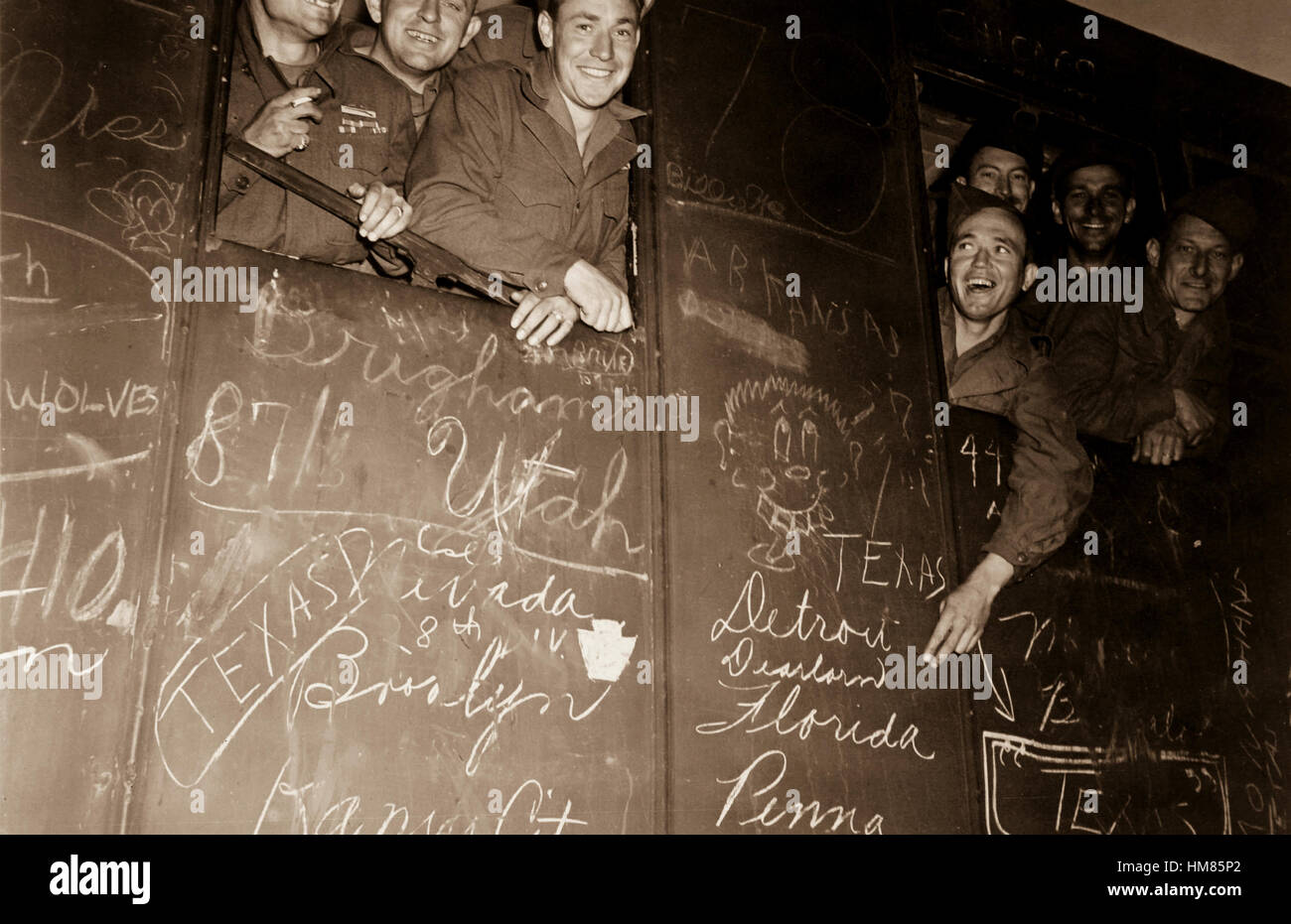 Felice veterani testa per il porto di Le Havre, Francia, prima di essere inviato a casa e scaricati sotto l'esercito, il nuovo sistema di punteggio. Maggio 25, 1945. Pfc. Stedman. (Esercito) Nara il file #: 111-SC-207868 guerra & CONFLITTO PRENOTA #: 1365 Foto Stock