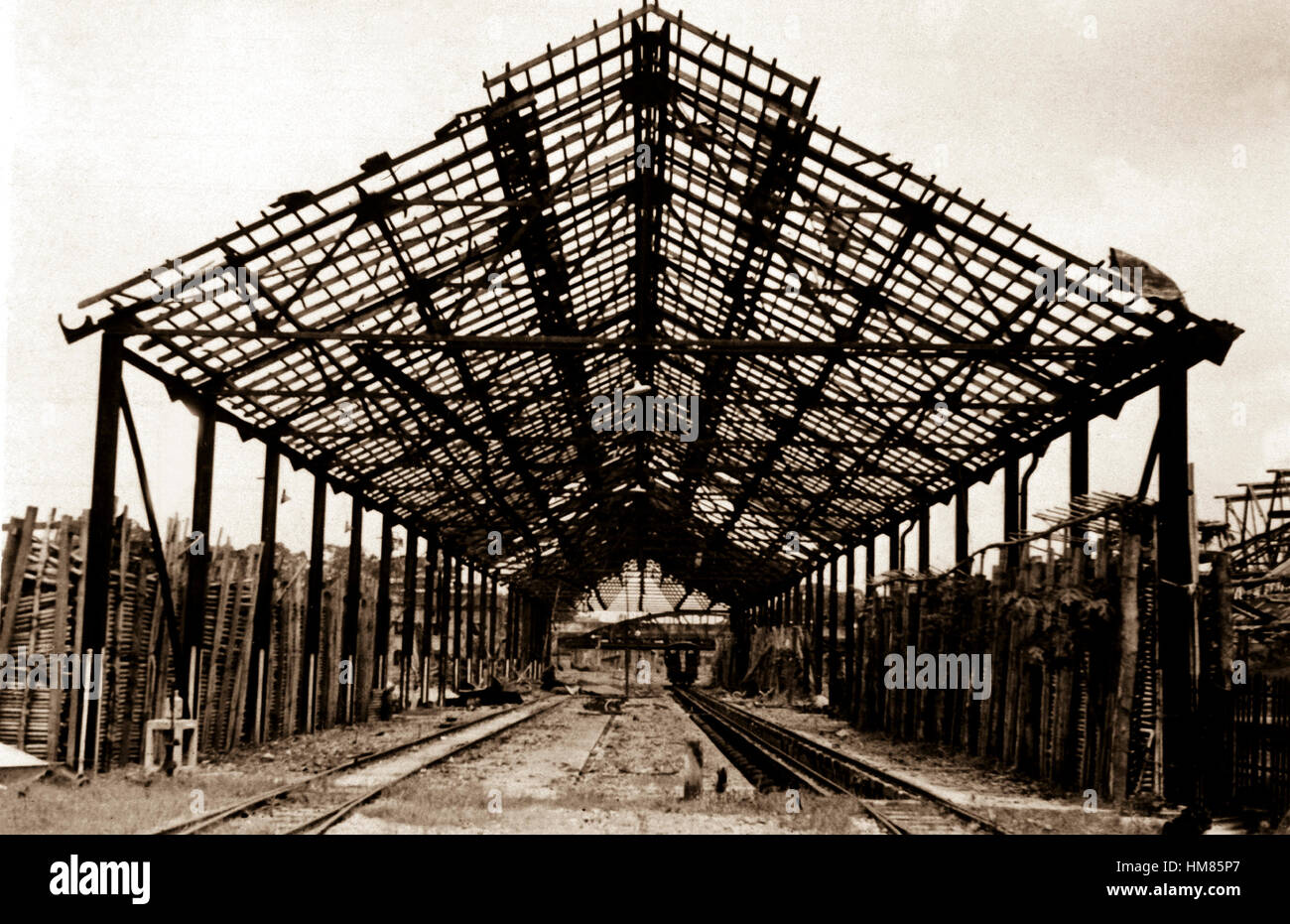 Rangoon stazione ferroviaria, Rangoon, Birmania. Riparare il capannone, 10' in altezza a West End. 25 maggio 1945. (OSS) Nara il file #: 226-FPK-45-497 guerra & conflitto prenota #: 1332 Foto Stock