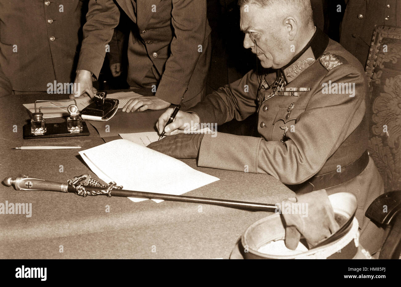 Maresciallo di Campo Wilhelm Keitel, firma la ratifica termini di riscatto per l'esercito tedesco al quartier generale russo a Berlino, Germania, il 7 maggio 1945. Lt. Moore. (Esercito) Nara il file #: 111-SC-206292 guerra & CONFLITTO PRENOTA #: 1353 Foto Stock