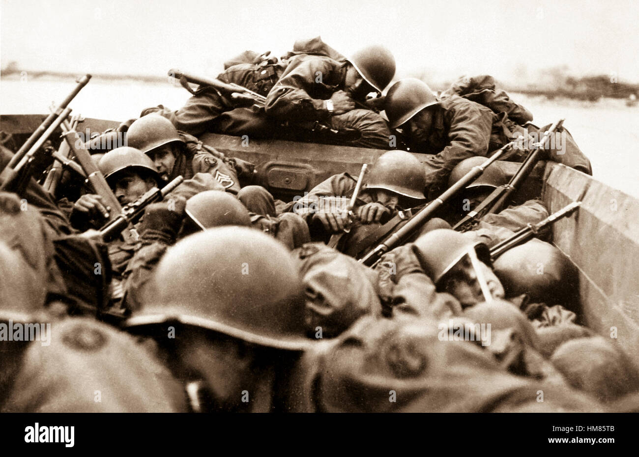 "Mi ha attirato un assalto barca a croce in - appena la mia fortuna. Tutti noi abbiamo cercato di strisciare sotto ogni altro poiché il filo è stato battenti intorno come grandine.' attraversando il Reno sotto il fuoco nemico a St. Goar, marzo 1945. Esercito. (OWI) Data esatta Shot NARA sconosciuto file #: 208-YE-132 guerra & CONFLITTO PRENOTA #: 1086 Foto Stock