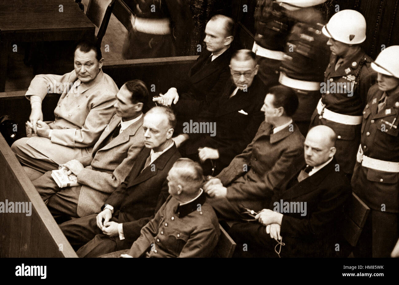 Processi di Norimberga. Gli imputati nel dock; Goering, Hess, von Ribbentrop e Keitel in prima fila, ca. 1945-46. (WWII crimini di guerra Record) Data esatta Shot NARA sconosciuto file #: 238-NT-612 guerra & CONFLITTO PRENOTA #: 1297 Foto Stock Processi di Norimberga. Gli imputati nel dock; Goering, Hess, von Ribbentrop e Keitel in prima fila, ca. 1945-46. (WWII crimini di guerra Record) Data esatta Shot NARA sconosciuto file #: 238-NT-612 guerra & CONFLITTO PRENOTA #: 1297 Foto Stock