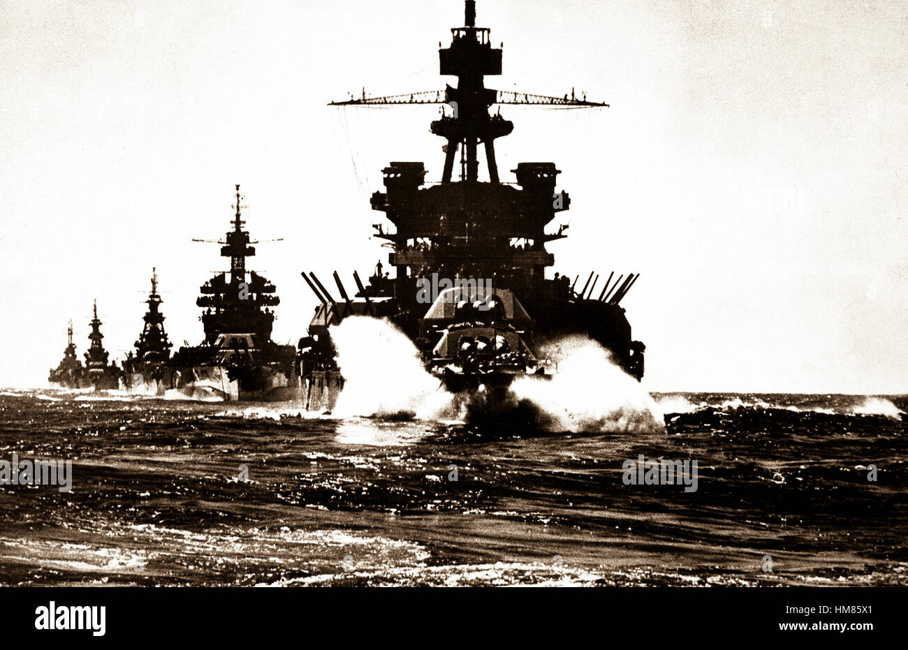 USS Pennsylvania e corazzata della classe COLORADO seguita da tre incrociatori spostare in linea nel Golfo di Lingayen precedente l'atterraggio su Luzon. Filippine, Gennaio 1945. (Marina) Data esatta Shot NARA sconosciuto file #: 080-G-59525 guerra & CONFLITTO PRENOTA #: 955 Foto Stock
