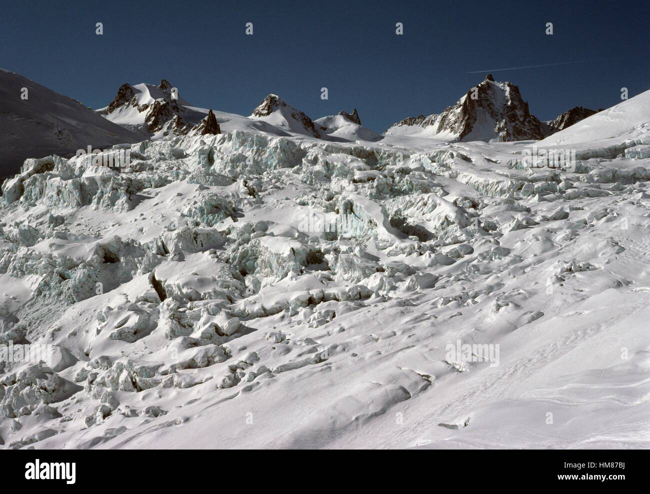 Seracchi da aggirare sul ghiacciaio gigante, Alta Savoia, Auvergne-Rhone-Alpes, Francia. Foto Stock