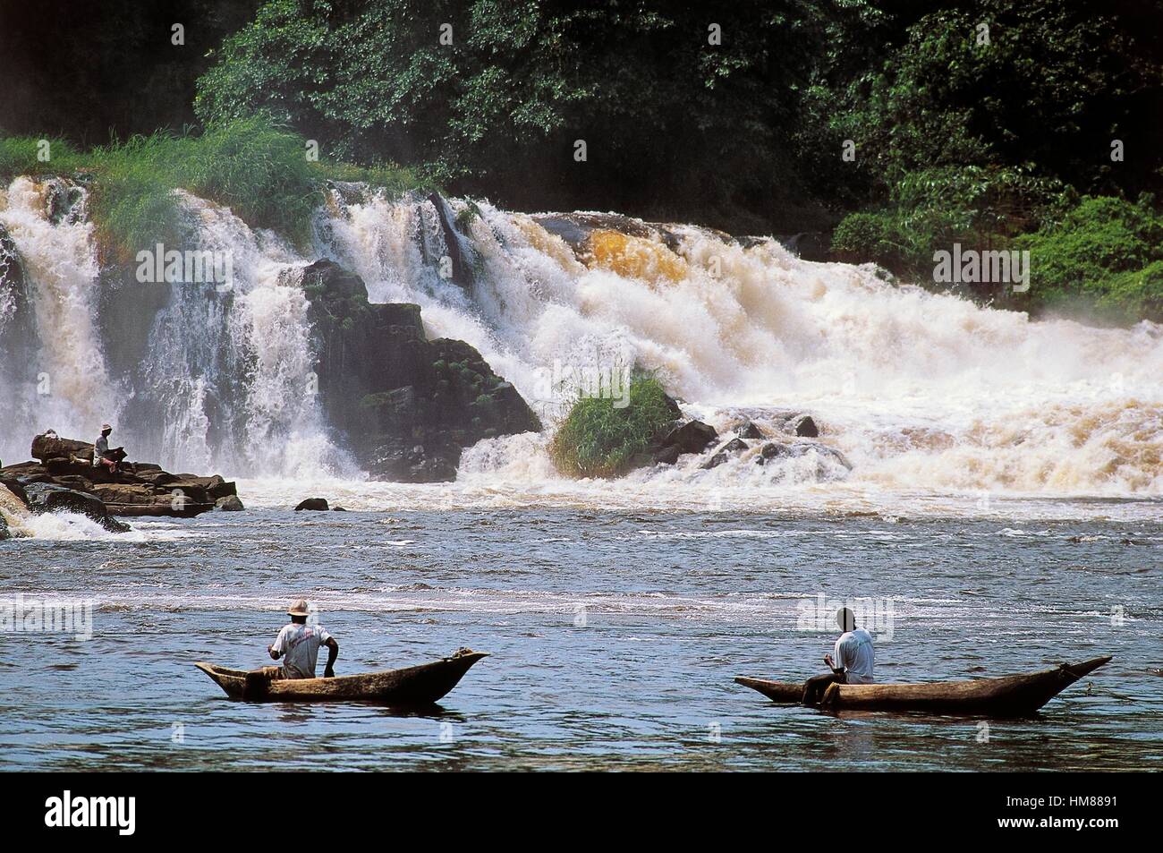 Lobo cascate del fiume, piroghe in primo piano, nei pressi di Kribi, in Camerun. Foto Stock