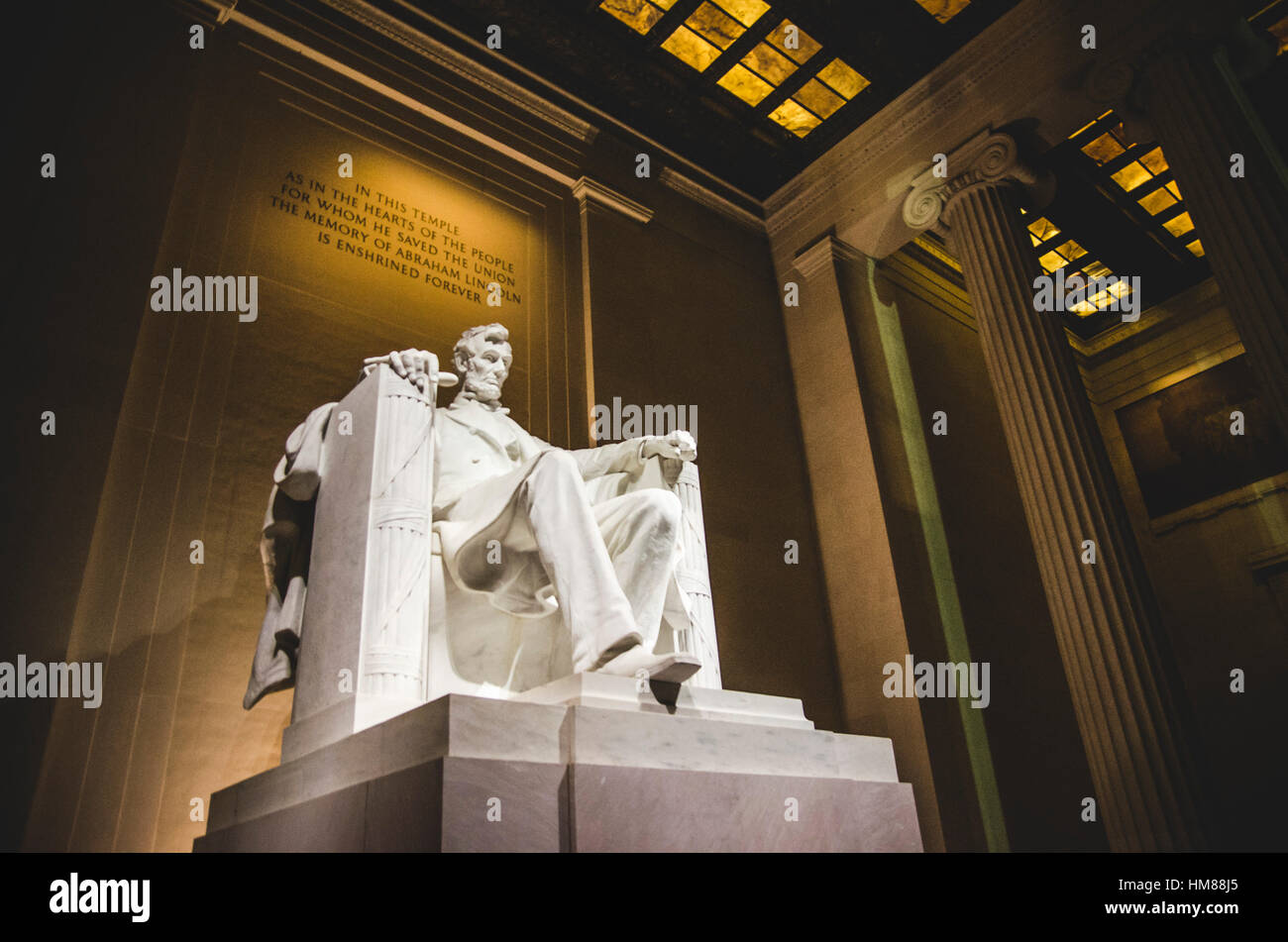 Lincoln Memorial Statua di notte, a basso angolo di visione, Washington, DC, Stati Uniti d'America Foto Stock