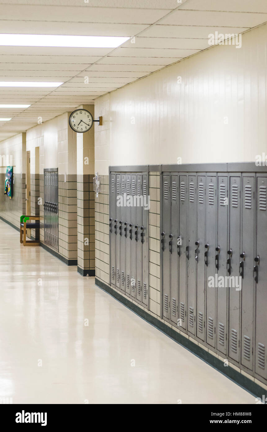 Scuola corridoio con armadietti Foto Stock