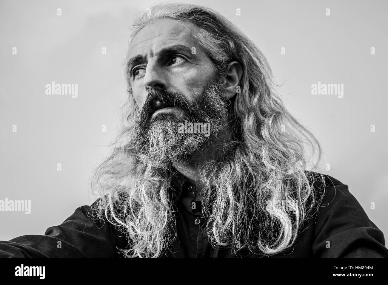 Ritratto di Mid-Adult Uomo con barba e capelli lunghi Foto Stock