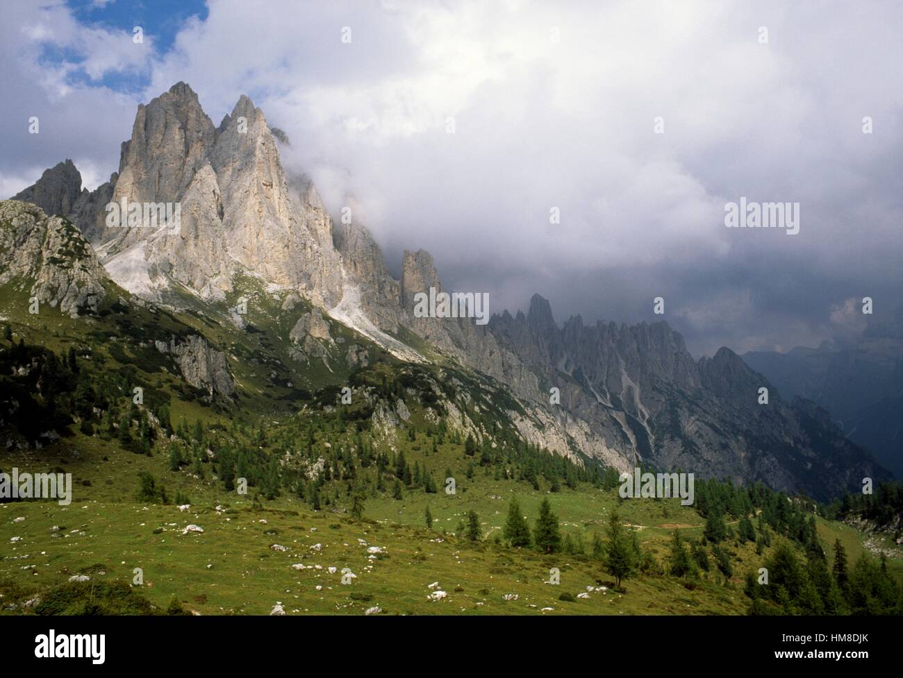 Vista dei Cadini di Misurina dalla Citta di Carpi baita di montagna delle Dolomiti, Veneto, Italia. Foto Stock