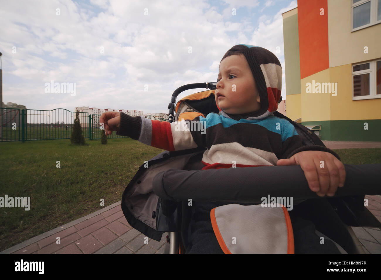 Ragazzo con carrozzina immagini e fotografie stock ad alta risoluzione