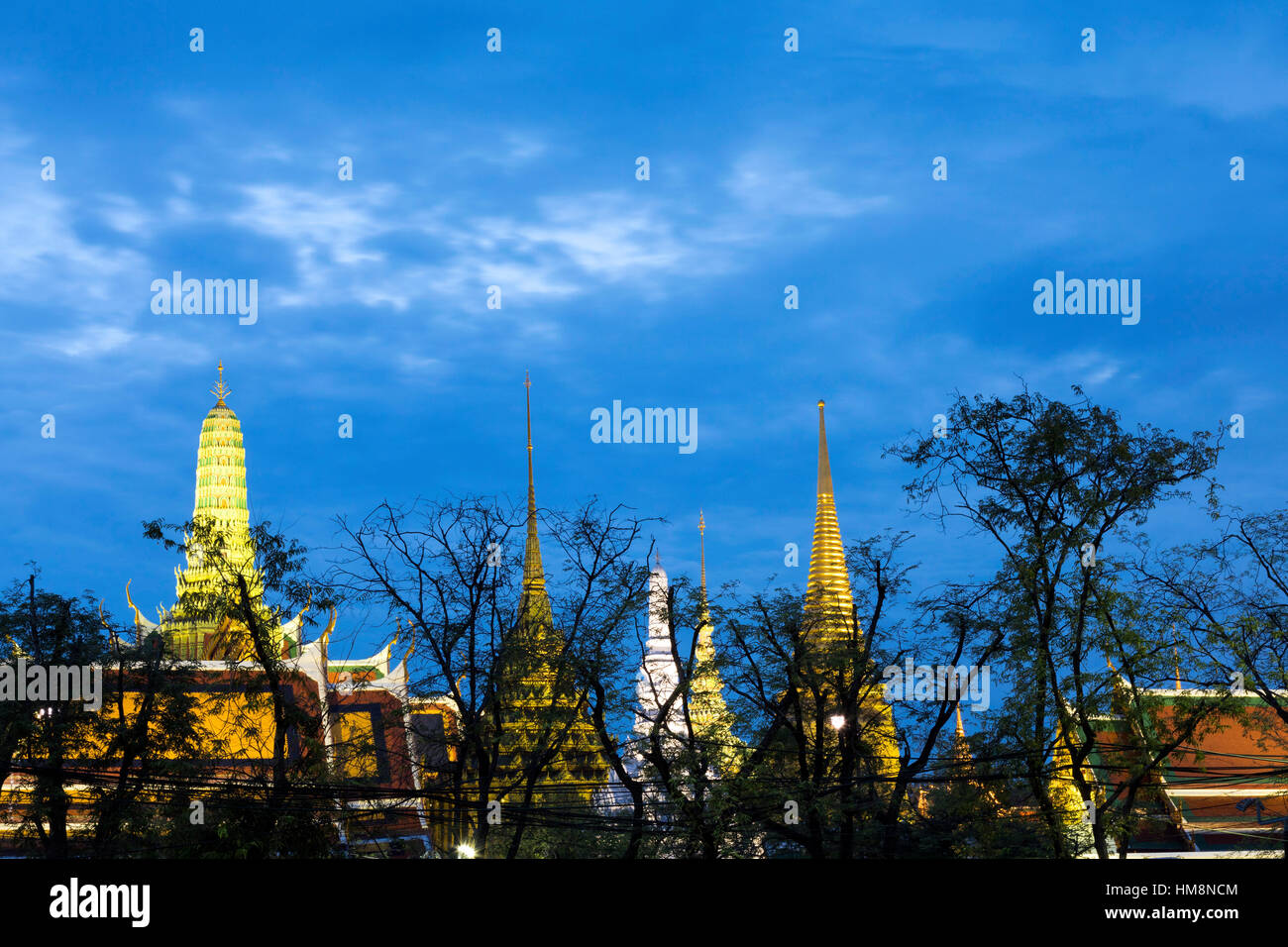 Il Grand Palace skyline notturno, Bangkok, Thailandia Foto Stock